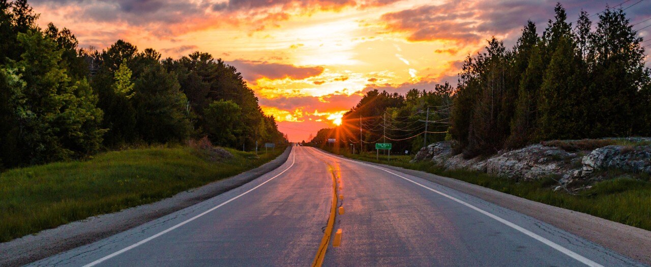 Route au coucher du soleil
